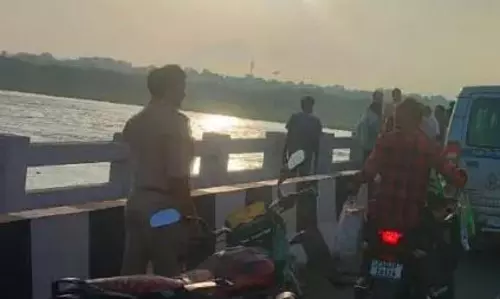 पुल में लावारिस हालत में मिला एक्टिवा, महिला लापता