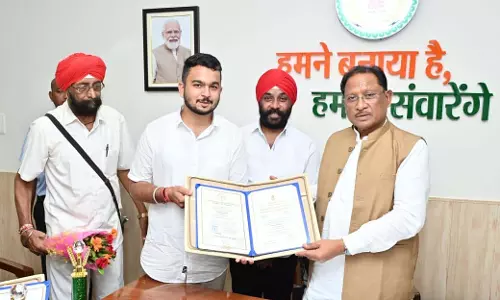CM विष्णुदेव साय से राष्ट्रपति सम्मान से सम्मानित देवाशीष और मनतृप्त कौर ने की मुलाकात