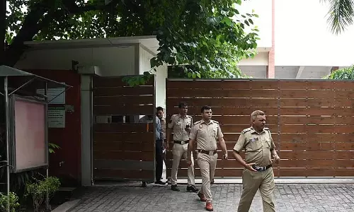 बम धमकी के बाद दिल्ली के तीन स्कूल खाली, तलाशी अभियान जारी