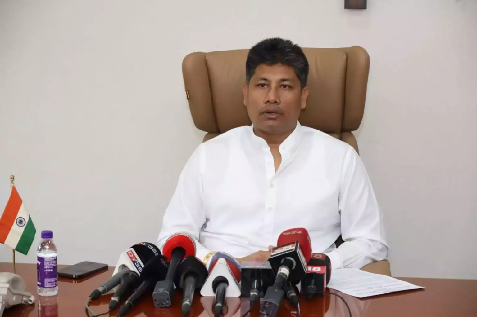 Assam के मंत्री पीयूष हजारिका ने आदिवासी पूर्व उग्रवादी समूहों से मुलाकात की Assam के मंत्री पीयूष हजारिका ने आदिवासी पूर्व उग्रवादी समूहों से मुलाकात की