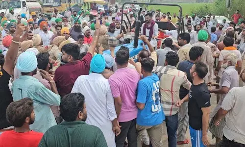 Punjab: टोल प्लाजा को लेकर किसानों और ग्रामीणों में टकराव