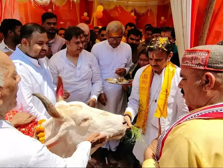 Rewa: जनता व गौमाता के आशीर्वाद से आगे बढ़ता रीवा: शुक्ल