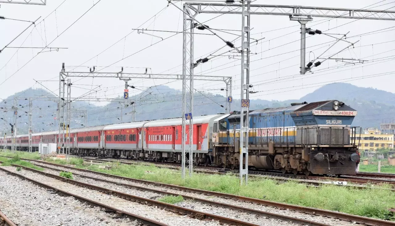 Assam: कामाख्या-जोगीघोपा लाइन पर दुखद हादसा , तीन की मौत Assam: कामाख्या-जोगीघोपा लाइन पर दुखद हादसा , तीन की मौत
