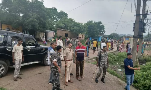 Dhanbad: पथराव और तोड़फोड़ में एक युवती घायल Dhanbad: पथराव और तोड़फोड़ में एक युवती घायल