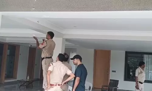 Haryana : एल्विश यादव के गुरुग्राम स्थित आवास के बाहर बाइक सवार बदमाशों ने की गोलीबारी Haryana : एल्विश यादव के गुरुग्राम स्थित आवास के बाहर बाइक सवार बदमाशों ने की गोलीबारी