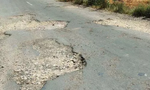 Himachal: स्थानीय लोगों ने ‘सेब सड़क’ की मरम्मत और उन्नयन की मांग की Himachal: स्थानीय लोगों ने ‘सेब सड़क’ की मरम्मत और उन्नयन की मांग की