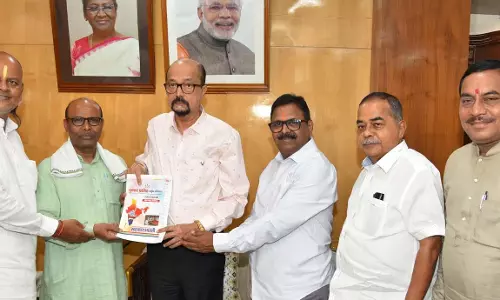 राज्यपाल डेका से सहकार भारती संस्था छत्तीसगढ़  के महासचिव ने की सौजन्य भेंट