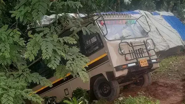 Kerala: स्कूली बच्चों को ले जा रही वैन खाई में गिरी, 31 बच्चे और शिक्षक घायल Kerala: स्कूली बच्चों को ले जा रही वैन खाई में गिरी, 31 बच्चे और शिक्षक घायल