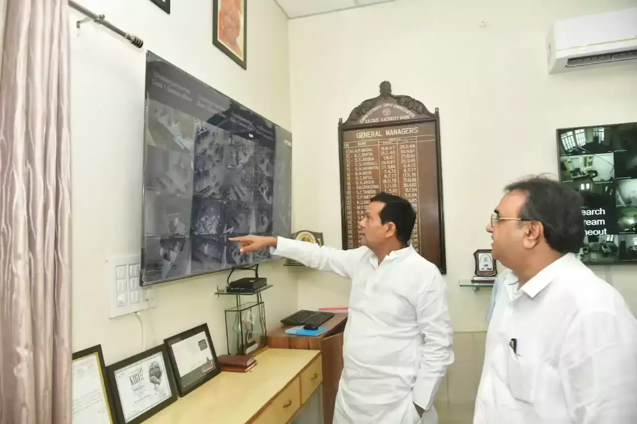 Kanpur: बिजली बिलों की अनियमितता पर सरकार सख्त Kanpur: बिजली बिलों की अनियमितता पर सरकार सख्त
