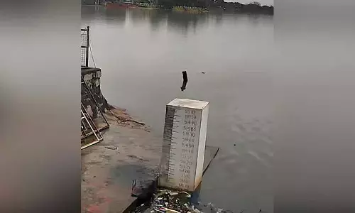 हिमायत सागर में जलस्तर बढ़ने से खतरे की घंटी, HMWSSB ने फिर जारी की बाढ़ की चेतावनी हिमायत सागर में जलस्तर बढ़ने से खतरे की घंटी, HMWSSB ने फिर जारी की बाढ़ की चेतावनी