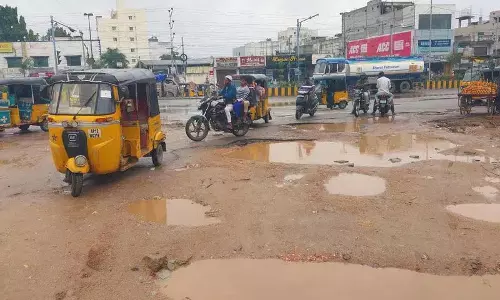 खराब सड़कें, बाढ़ और बिजली कटौती से Hyderabad के लोग निराश खराब सड़कें, बाढ़ और बिजली कटौती से Hyderabad के लोग निराश