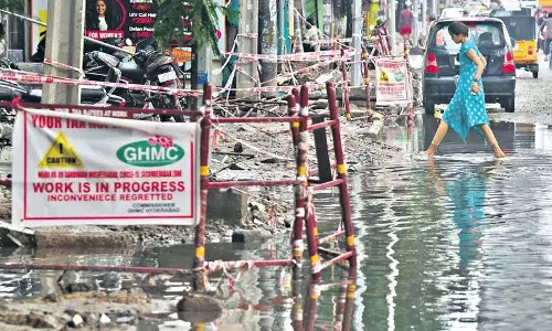 Hyderabad के पुराने शहर में बारिश के कारण सड़क निर्माण कार्य ठप, निवासियों को परेशानी Hyderabad के पुराने शहर में बारिश के कारण सड़क निर्माण कार्य ठप, निवासियों को परेशानी