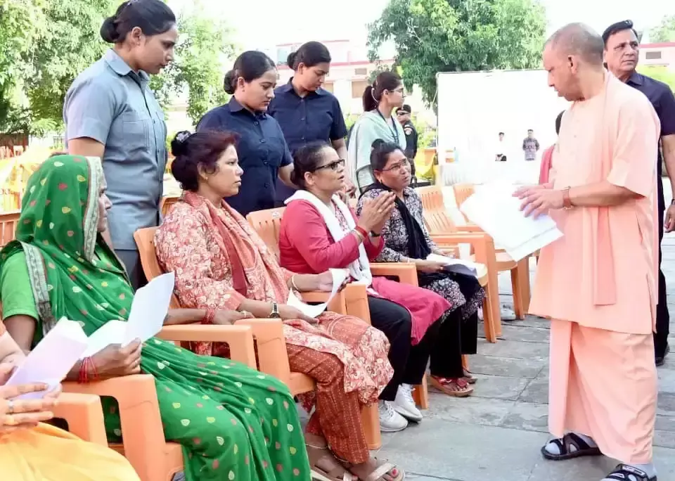Gorakhpur: सीएम योगी ने गोरखपुर में आम जनता की सुनीं बातें Gorakhpur: सीएम योगी ने गोरखपुर में आम जनता की सुनीं बातें