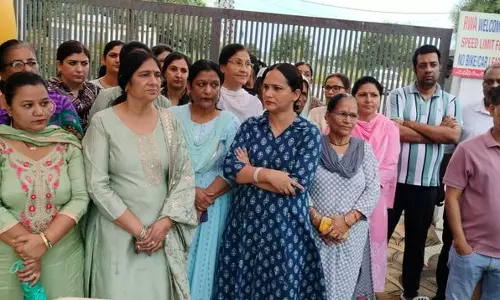 Haryana : कॉलोनी के चारों ओर की दीवार गिराने के कदम का निवासियों ने विरोध किया Haryana : कॉलोनी के चारों ओर की दीवार गिराने के कदम का निवासियों ने विरोध किया