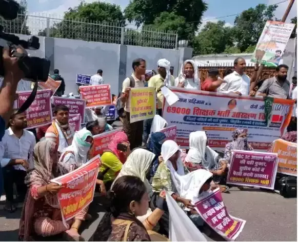 Lucknow: भर्ती अभ्यर्थियों का गुस्सा फूटा, मंत्री आवास पर प्रदर्शन Lucknow: भर्ती अभ्यर्थियों का गुस्सा फूटा, मंत्री आवास पर प्रदर्शन