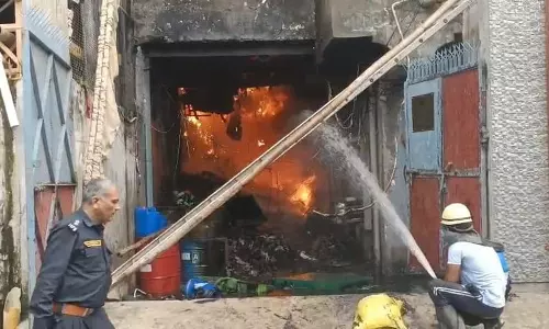 Haryana : बहादुरगढ़ में फुटवियर फैक्ट्री में लगी आग Haryana : बहादुरगढ़ में फुटवियर फैक्ट्री में लगी आग