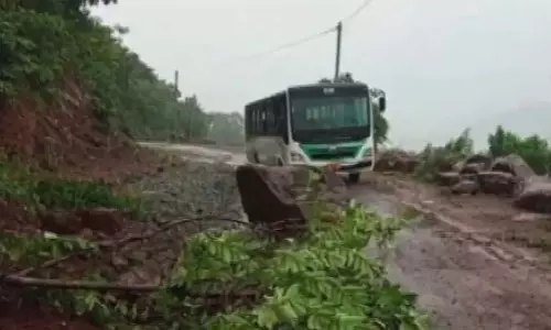 Koraput: लगातार बारिश के बाद भूस्खलन से सड़कें अवरुद्ध