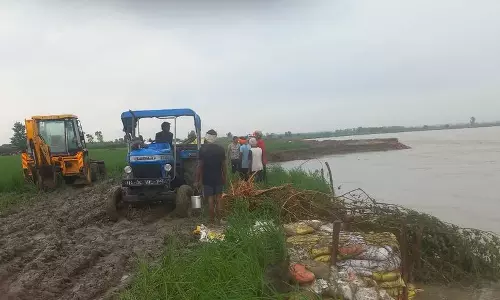 Haryana : यमुना का जलस्तर बढ़ा, करनाल के 35 गांव अलर्ट पर Haryana : यमुना का जलस्तर बढ़ा, करनाल के 35 गांव अलर्ट पर