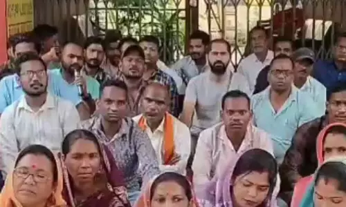 भ्रष्ट अधिकारी की नियुक्ति पर जनपद कार्यालय में हंगामा, ताला बंदी