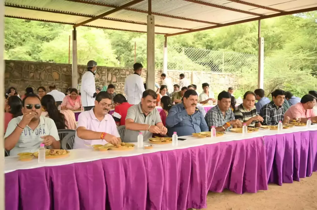 Jaipur: क्लब सदस्यों ने प्राकृतिक वातावरण में गोठ का आनंद लिया Jaipur: क्लब सदस्यों ने प्राकृतिक वातावरण में गोठ का आनंद लिया