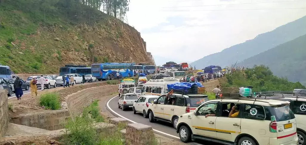 Jammu: अब बिना रुकावट चलेगा सफर, जम्मू-श्रीनगर मार्ग खुला