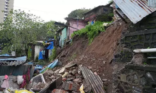 Mumbai: भारी बारिश के बीच सना मलिक ने घटनास्थल का दौरा किया Mumbai: भारी बारिश के बीच सना मलिक ने घटनास्थल का दौरा किया