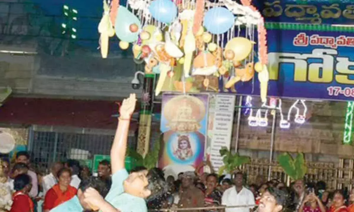 Andhra: धार्मिक उत्साह के साथ मनाया गया उत्तोत्सव Andhra: धार्मिक उत्साह के साथ मनाया गया उत्तोत्सव
