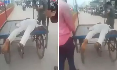 Telangana: एम्बुलेंस न मिलने पर पुलिस ने शव को ठेले पर ढोया