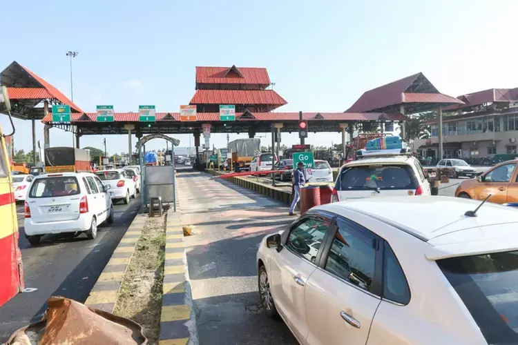 Kerala : सुप्रीम कोर्ट ने 12 घंटे के ट्रैफिक जाम के बीच एनएच 544 पर सड़क की स्थिति की जांच की Kerala : सुप्रीम कोर्ट ने 12 घंटे के ट्रैफिक जाम के बीच एनएच 544 पर सड़क की स्थिति की जांच की