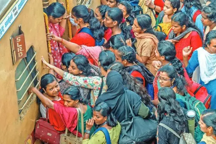 Kerala  में महिला यात्रियों ने सुरक्षा संबंधी चिंता जताई, क्योंकि महिला कोच अभी भी ट्रेनों के अंत में