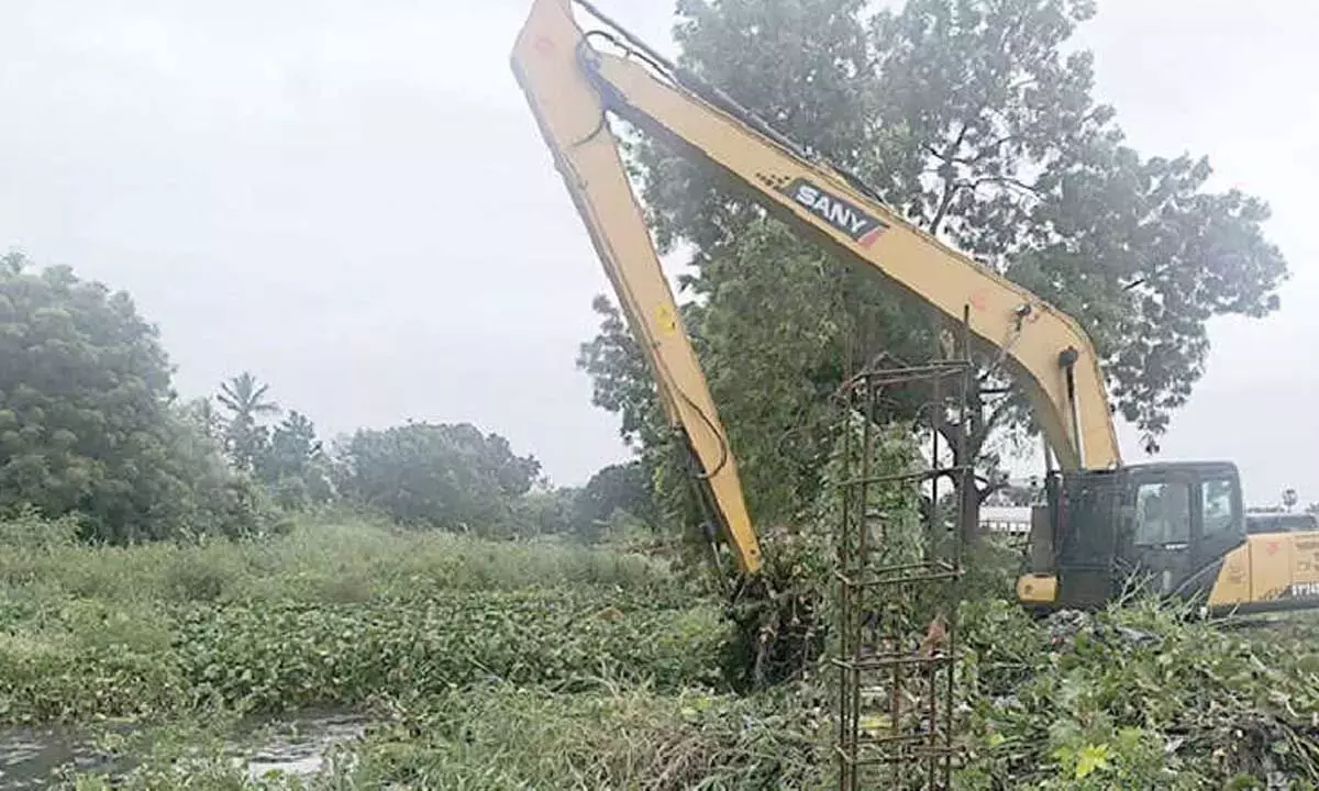 VMC ने बड़े पैमाने पर गाद हटाने का अभियान शुरू किया