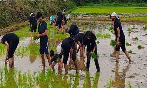 Kodava समुदाय के युवा मदिकेरी में खाली पड़ी कृषि भूमि पर नाटी पानी का आनंद लेते हुए Kodava समुदाय के युवा मदिकेरी में खाली पड़ी कृषि भूमि पर नाटी पानी का आनंद लेते हुए