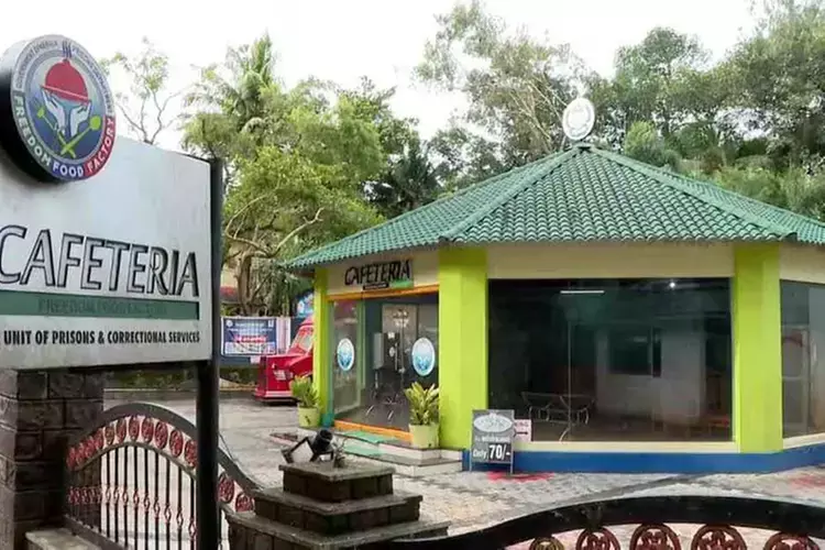 Kerala : फूड फॉर फ्रीडम’ कैफेटेरिया से लगभग 5 लाख रुपये की लूट Kerala : फूड फॉर फ्रीडम’ कैफेटेरिया से लगभग 5 लाख रुपये की लूट