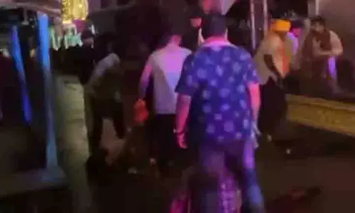 जन्माष्टमी जुलूस के दौरान रथ बिजली के तारों से टकराया, 5 की मौत, 4 घायल जन्माष्टमी जुलूस के दौरान रथ बिजली के तारों से टकराया, 5 की मौत, 4 घायल