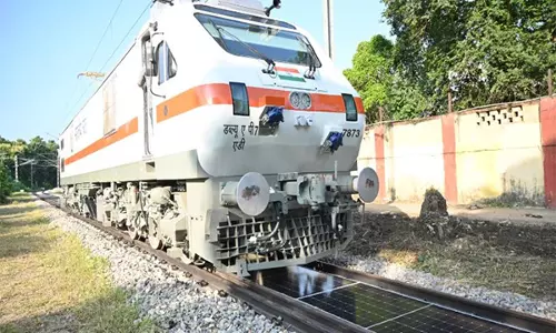 Indian Railways ने पटरियों के बीच पहली हटाने योग्य सौर पैनल प्रणाली चालू की