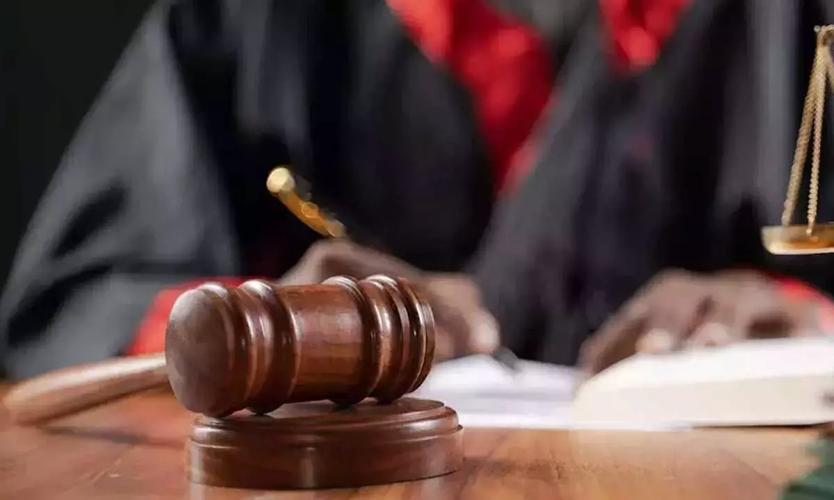 DEO ने पीईटी के खिलाफ पोक्सो मामला दर्ज करने का आदेश दिया