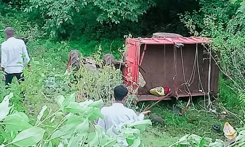 Nashik: ट्रैक्टर दुर्घटना में 2 महिलाओं की मौत, 13 घायल Nashik: ट्रैक्टर दुर्घटना में 2 महिलाओं की मौत, 13 घायल