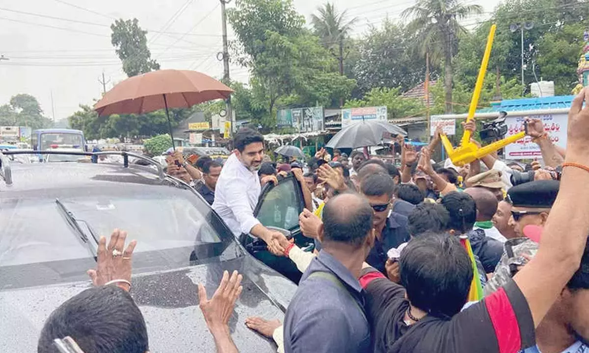 Andhra: अय्याना, लोकेश राजमुंदरी हवाई अड्डे पर पहुंचे