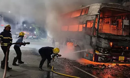 Pune-Bengaluru: राजमार्ग पर निजी बस में आग लगने से यात्री बाल-बाल बचे