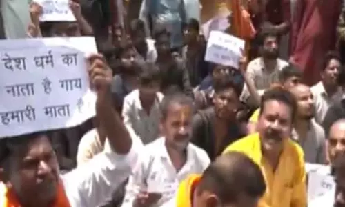 Bhopal: गोमांस ले जाने के आरोप में ऑटो पकड़ा, बजरंग दल का विरोध प्रदर्शन