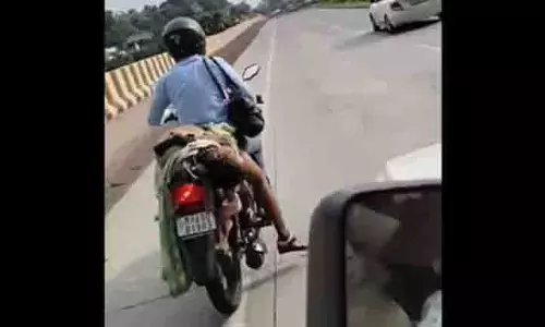 Nagpur में पत्नी का शव बाइक पर ले जाते हुए एक व्यक्ति का वीडियो सामने आया