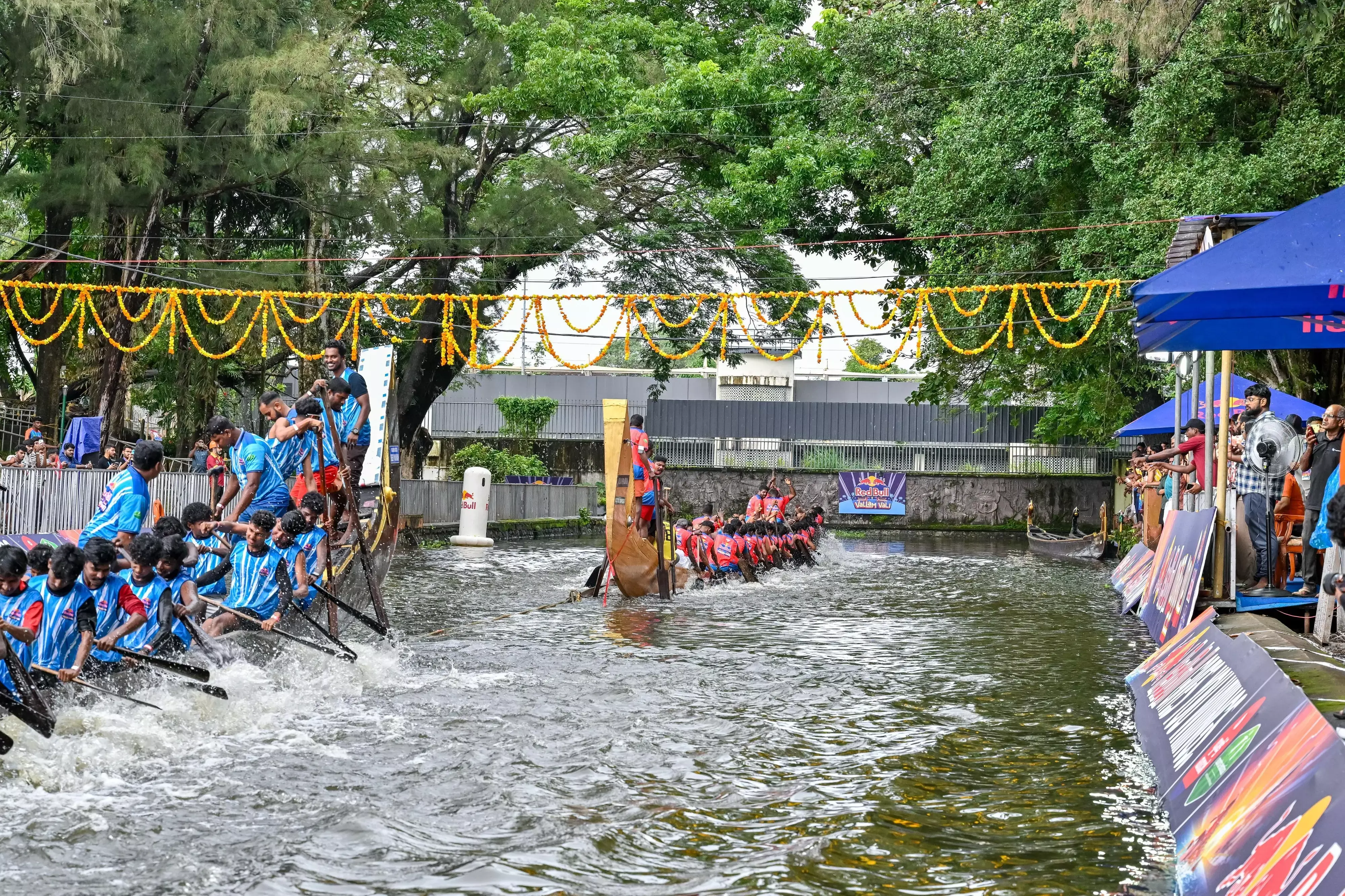 Alappuzha का जल प्रज्वलित: रेड बुल वल्लम वली में केरल की नौकायन परंपराओं का प्रदर्शन Alappuzha का जल प्रज्वलित: रेड बुल वल्लम वली में केरल की नौकायन परंपराओं का प्रदर्शन