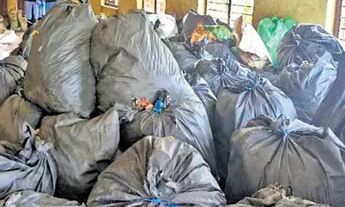 Kochi  में परिवहन अपशिष्ट लाने वाली ट्रेनें चिंता का एक नया आयाम  हैं जोड़ती