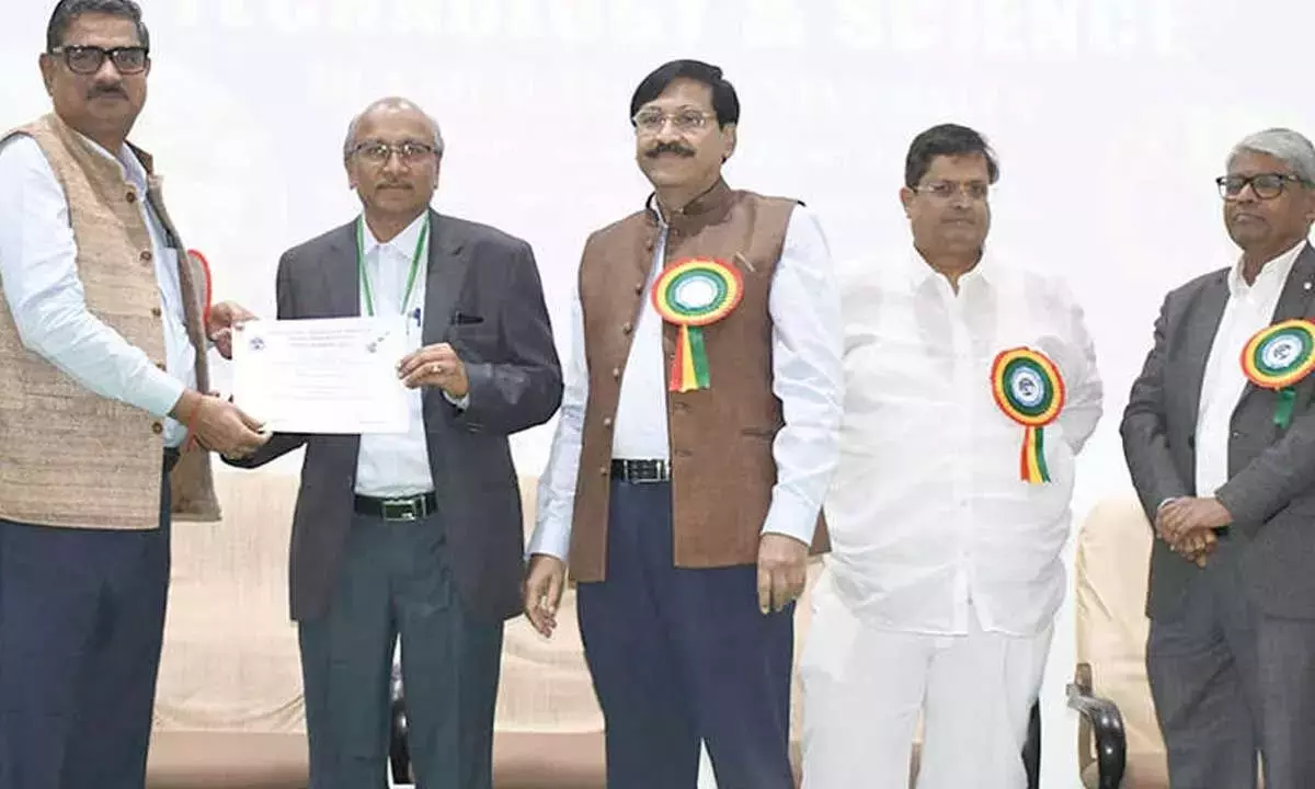 VR सिद्धार्थ कॉलेज को सर्वश्रेष्ठ इंजीनियरिंग कॉलेज प्रिंसिपल का पुरस्कार मिला