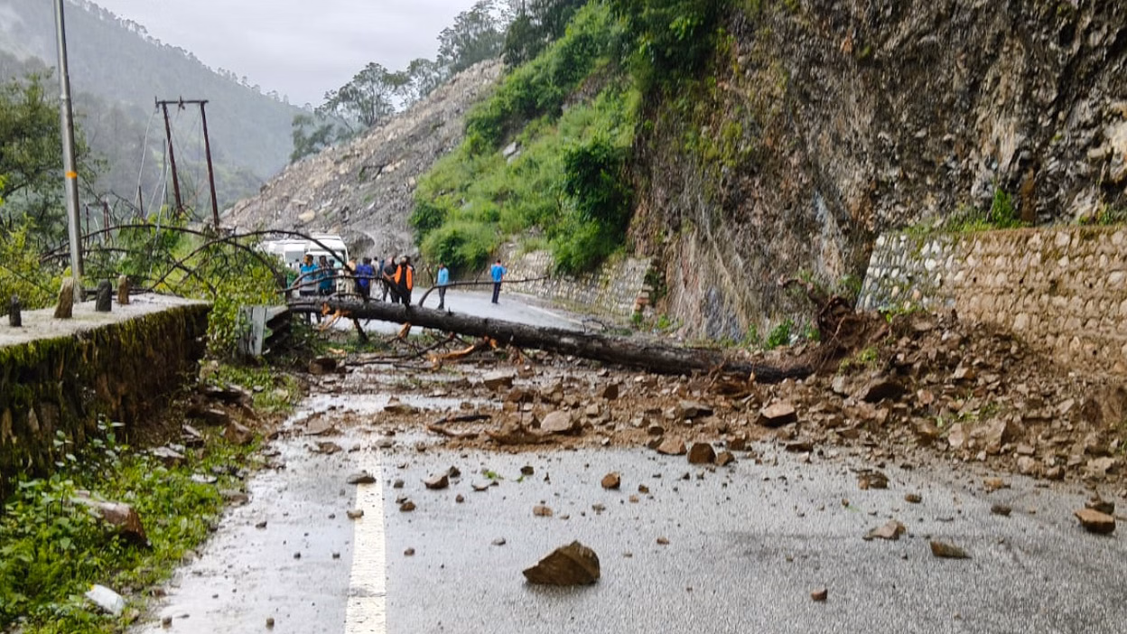 Dehradun: भारी बारिश से गंगोत्री राष्ट्रीय राजमार्ग बंद Dehradun: भारी बारिश से गंगोत्री राष्ट्रीय राजमार्ग बंद