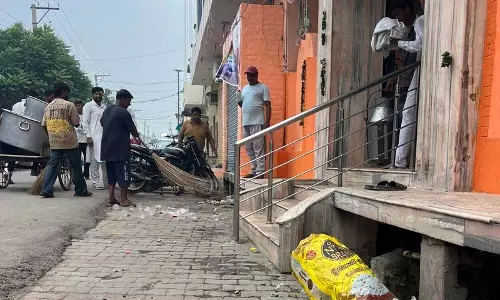Janmashtami के बाद मंदिर के आसपास सफाई कर्मचारी छुट्टी के दिन भी काम कर रहे Janmashtami के बाद मंदिर के आसपास सफाई कर्मचारी छुट्टी के दिन भी काम कर रहे