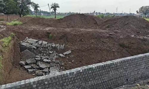 Indore : भारी बारिश में इमारत की दीवार गिरने से तीन की मौत Indore : भारी बारिश में इमारत की दीवार गिरने से तीन की मौत