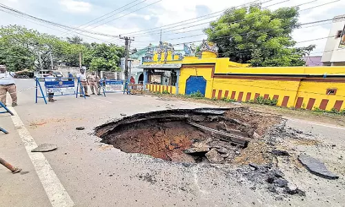 UGD पाइप लीकेज: अंबत्तूर में सड़क धंसी, बाइक सवार बाल-बाल बचा UGD पाइप लीकेज: अंबत्तूर में सड़क धंसी, बाइक सवार बाल-बाल बचा