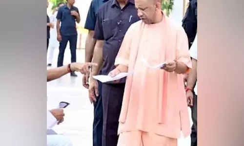 जनता दर्शन में CM योगी ने सुनीं 200 नागरिकों की शिकायतें जनता दर्शन में CM योगी ने सुनीं 200 नागरिकों की शिकायतें