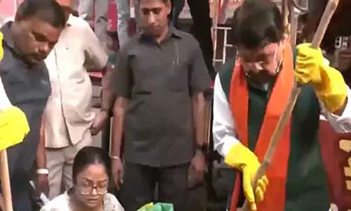Indore में मंत्री और महापौर ने सड़क पर लगाई झाड़ू Indore में मंत्री और महापौर ने सड़क पर लगाई झाड़ू